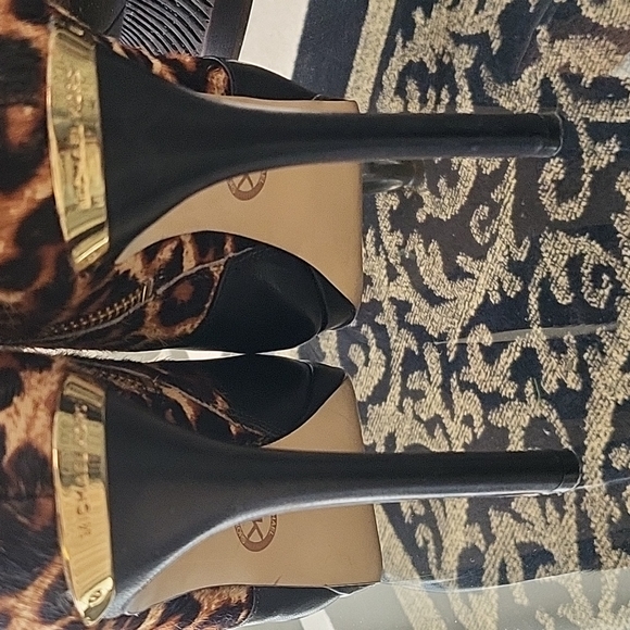 MICHAEL KORS HAYA BOOTIE - Picture 9 of 10